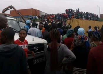 Camião com contentor embate contra viatura escolar e mata motorista em Cabinda
