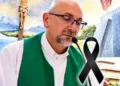 Padre morre durante missa após ser atingido por uma cruz que caiu da parede