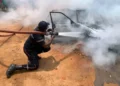 Viatura incendeia na via pública em Cacuaco