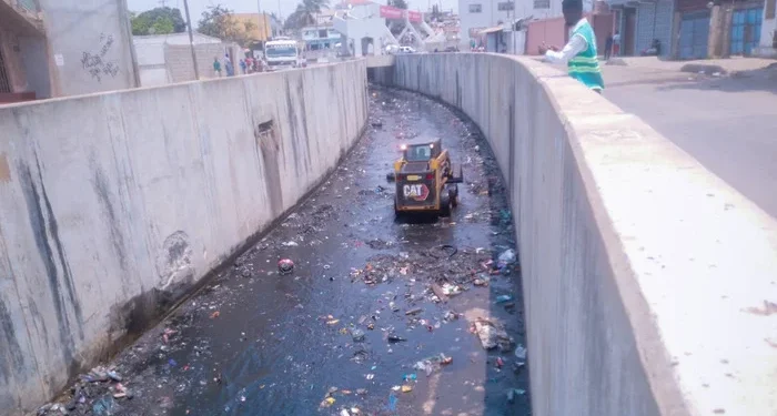 Administração da Samba reforça limpeza das Valas 5 e 6 para prevenir inundações