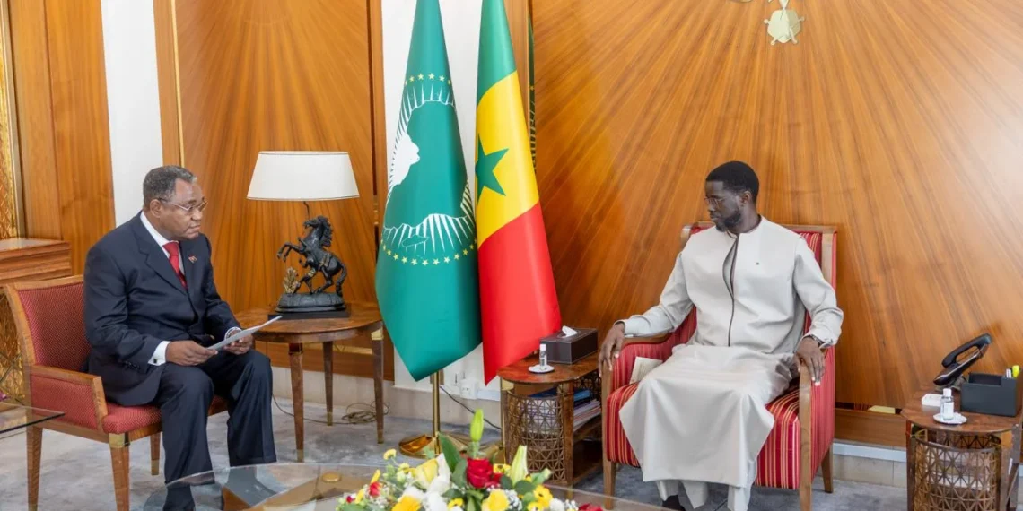 Embaixador Egídio Santos apresenta cartas credenciais ao Presidente do Senegal