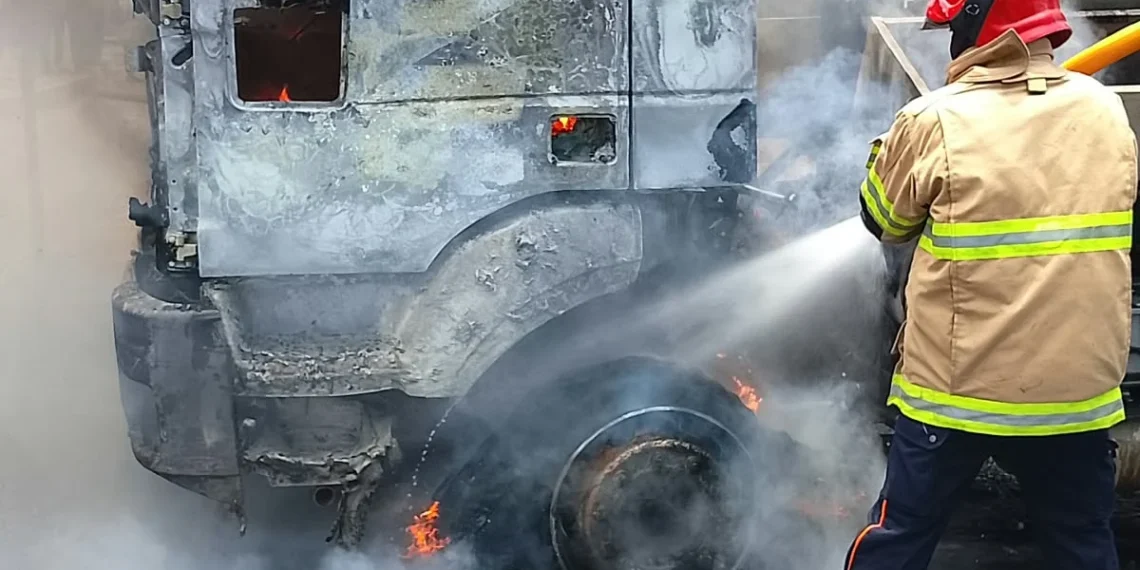 Curto-circuito provoca incêndio em camião da ELISAL no Futungo