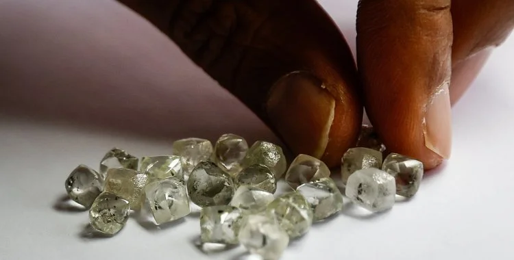 SIC apreende 450 supostas pedras de diamantes no Lucapa