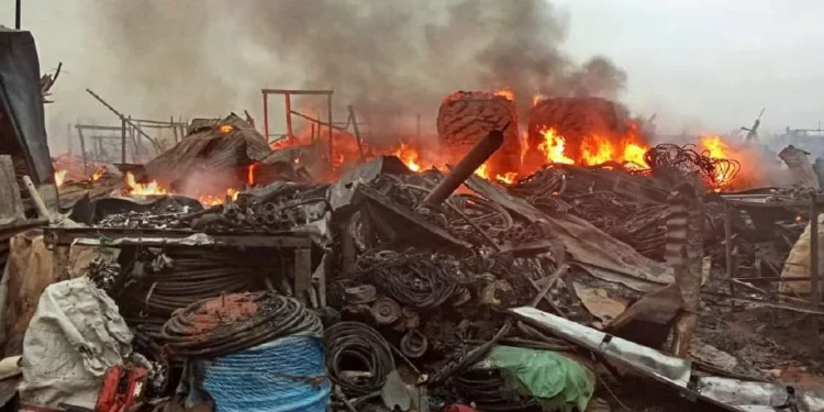 Fogo posto apontado como possível causa do incêndio que devastou mais de 700 bancadas no Mercado do Kikolo